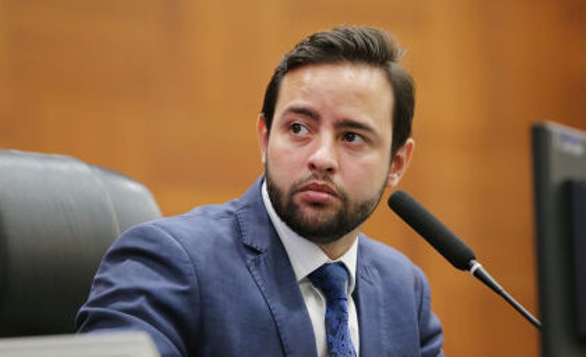 Ulysses Moraes pede informações sobre duas obras paradas no município de General Carneiro