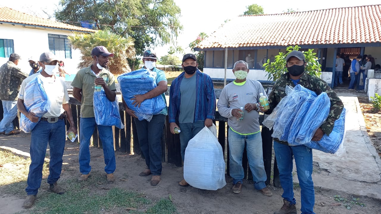 Cáceres | Prefeitura entrega cobertores para pessoas em vulnerabilidade social