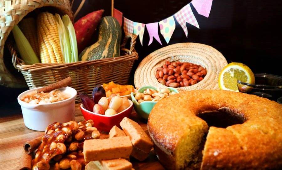 Bolo de paçoca e cachorro quente com maionese de batata palha: doces e salgados que não podem faltar no seu arraial em casa
