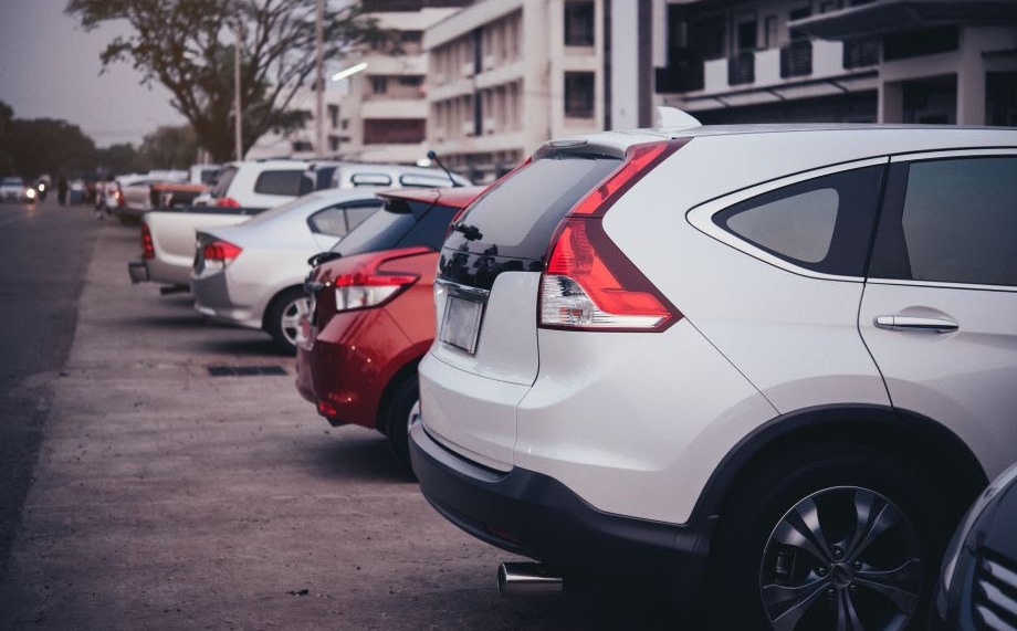 Como evitar danos aos carros parados