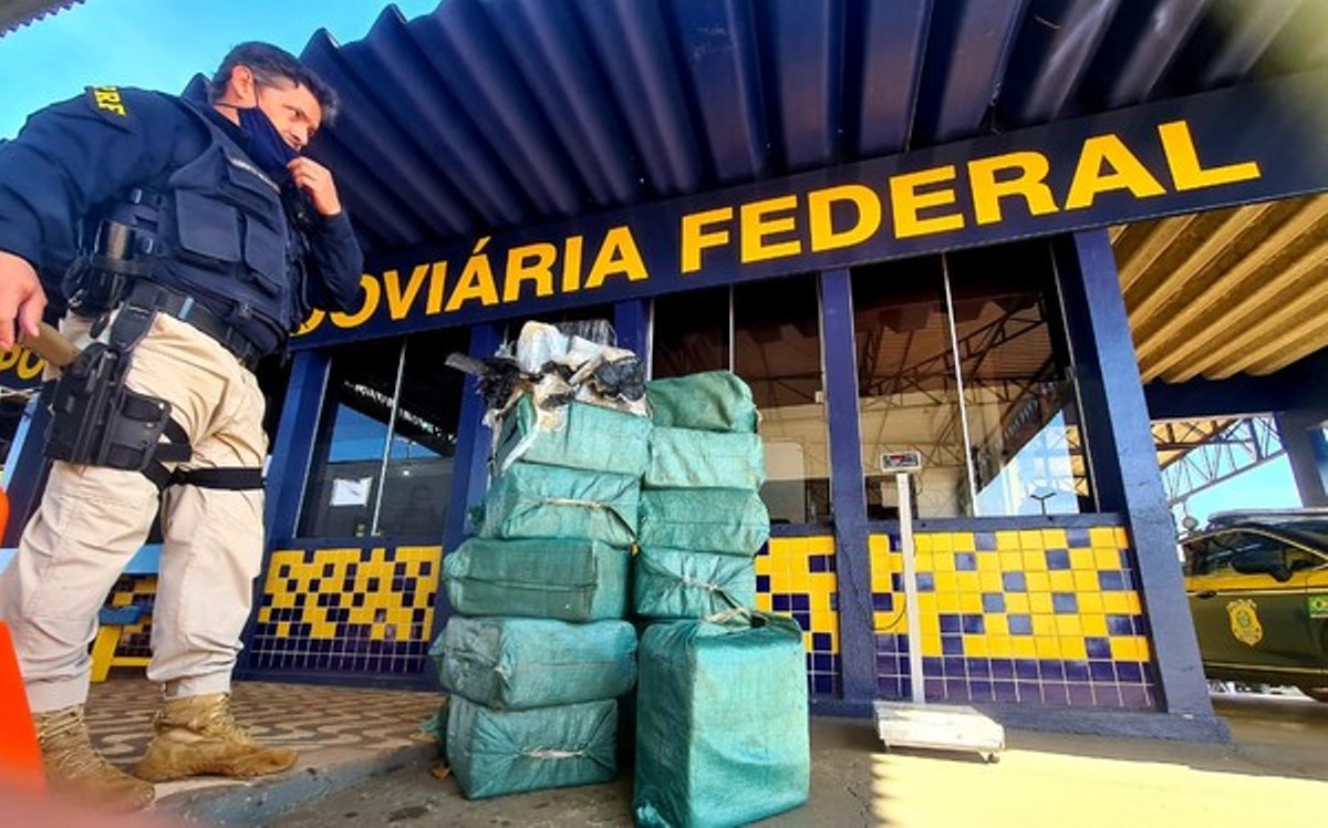Rondonópolis | PRF encontra 466 kg de cocaína em carga de carne de caminhão frigorífico