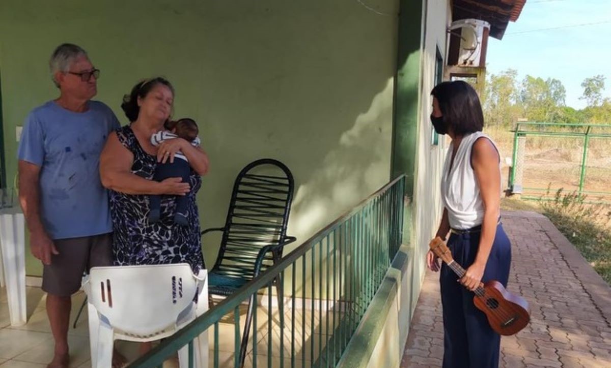Mato Grosso | Professora faz serenatas para pessoas em isolamento durante a pandemia