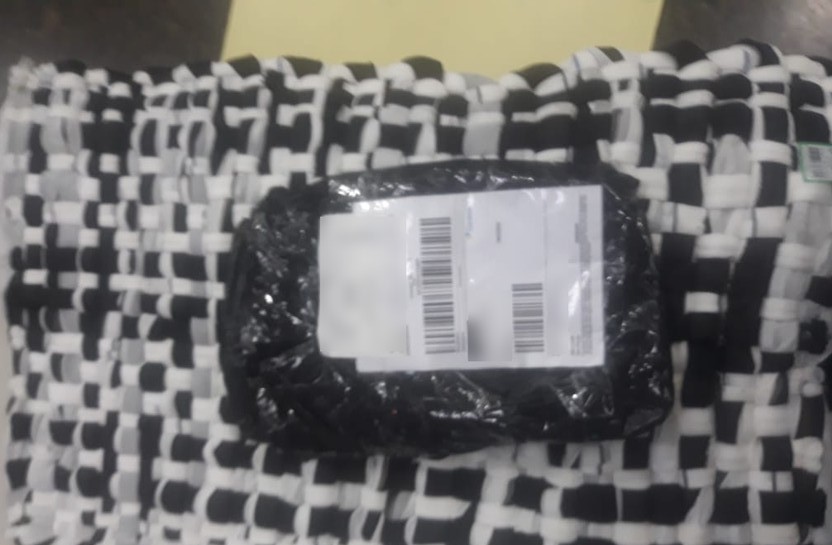 Pai compra celular de presente para o filho pela internet e recebe um tapete: ‘Decepção’