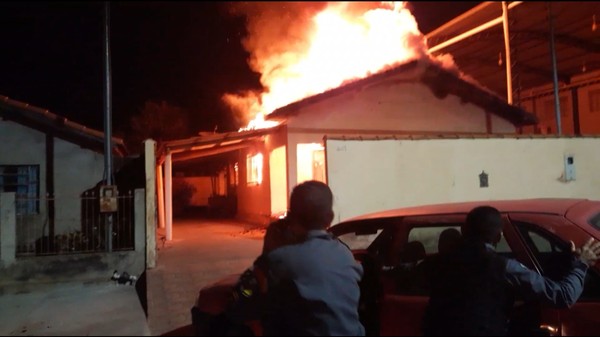 Mato Grosso | Idoso morre carbonizado e outras 2 pessoas são resgatadas de incêndio que destruiu casa