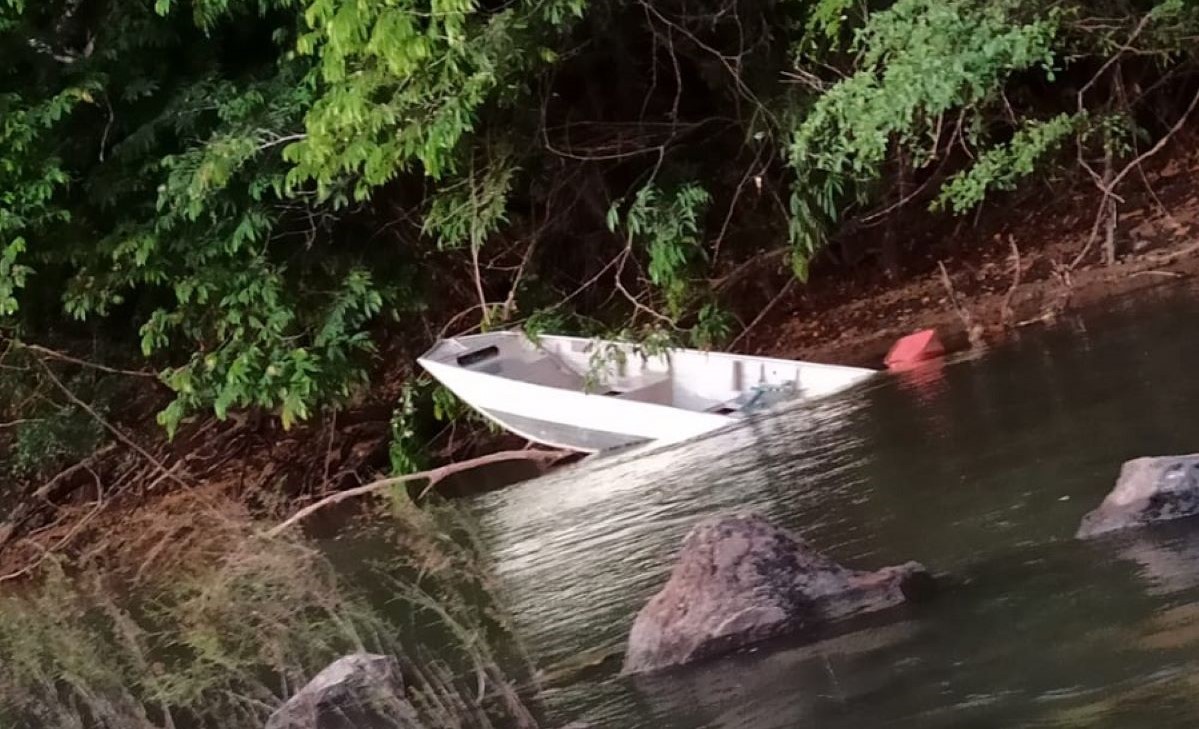Barco bate em pedra e homem desaparece no Rio Aripuanã