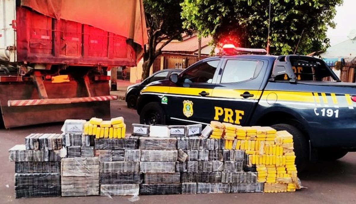 Mato Grosso | PRF apreende mais de 400 kg de cocaína e prende caminhoneiro