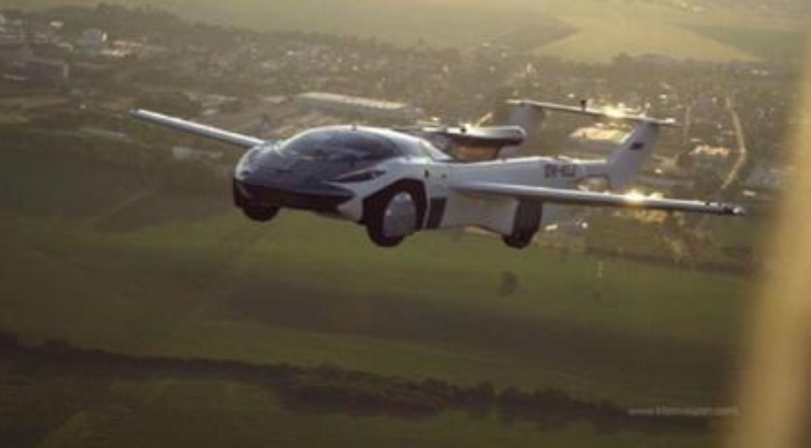 Carro voador completa teste com voo entre dois aeroportos