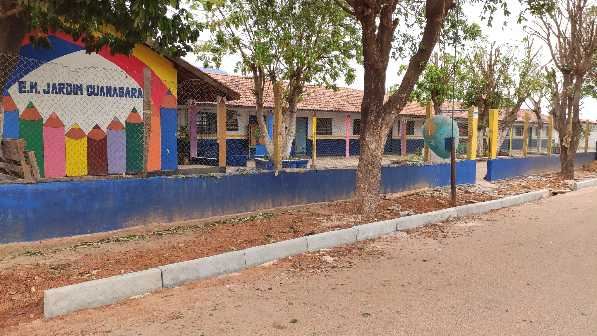 Cáceres | Prefeitura continua com projeto de calçadas em espaços públicos, agora foi a vez da escola Jardim Guanabara