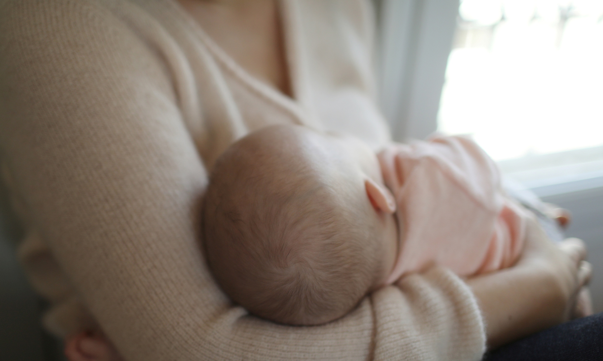 Mãe que faltava ao trabalho para amamentar filha tem justa causa revertida