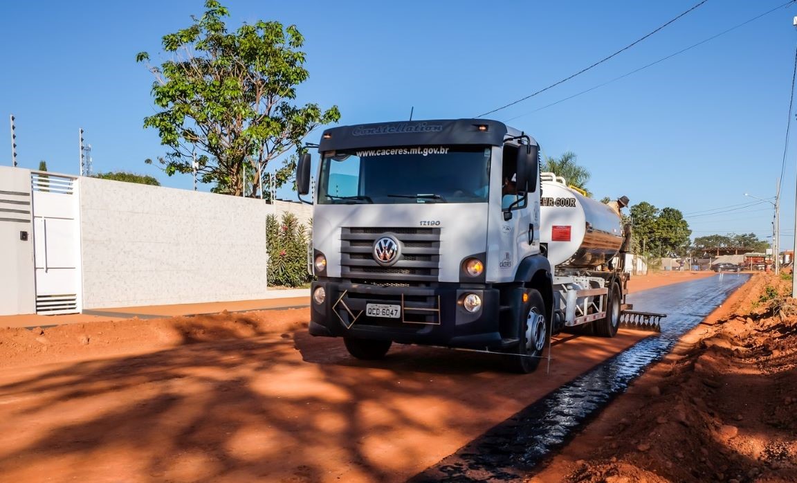 Prefeitura aplica primeira camada de asfalto em ruas do Jardim Celeste