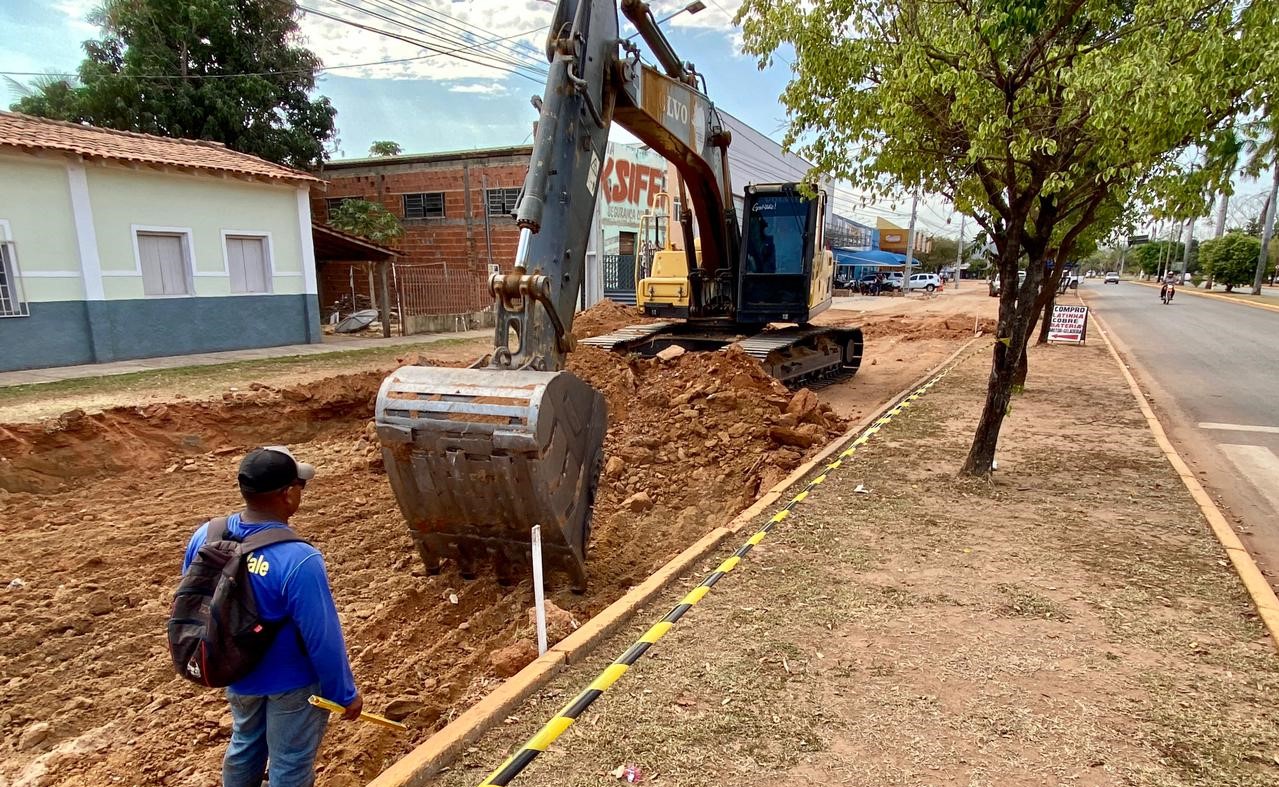 Cáceres | Prefeitura inicia asfaltamento e drenagem de trecho da marginal da avenida Sete de Setembro