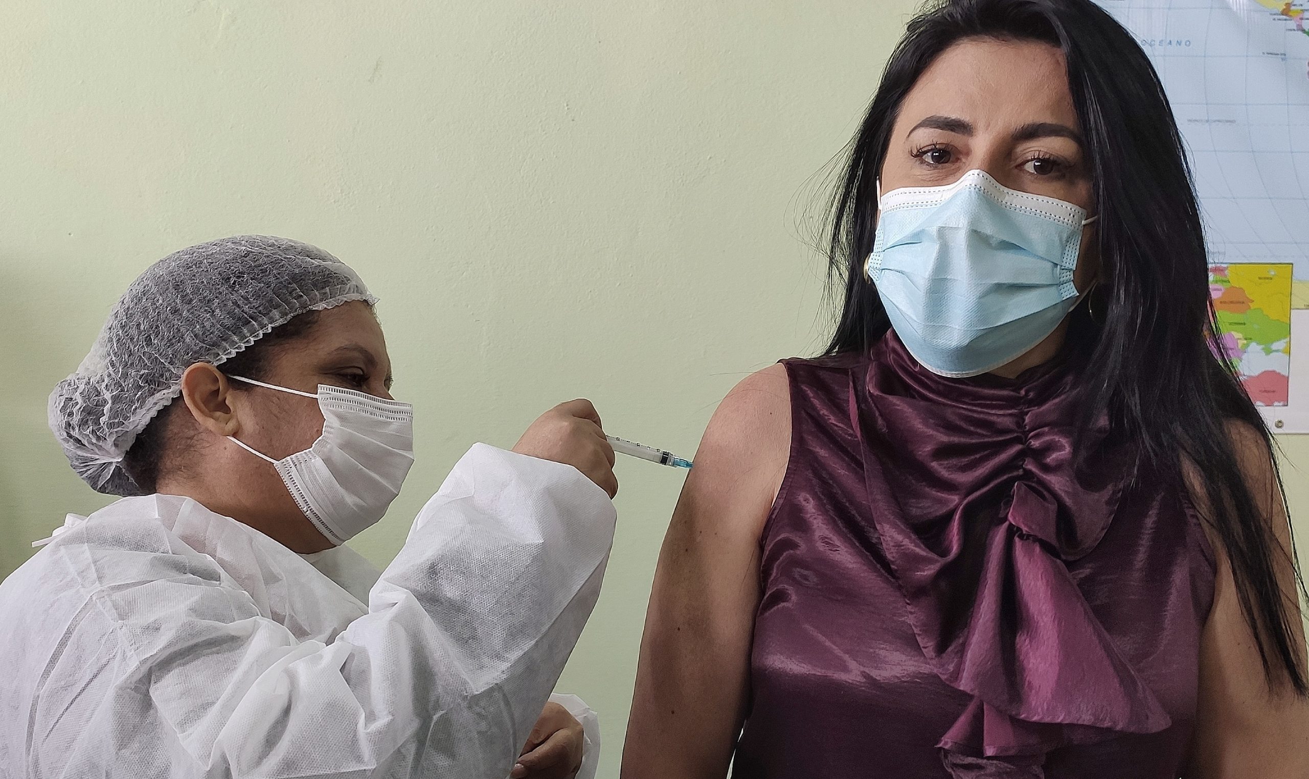 Cáceres | Prefeita recebe vacina da sua faixa etária e conclama população a se imunizar