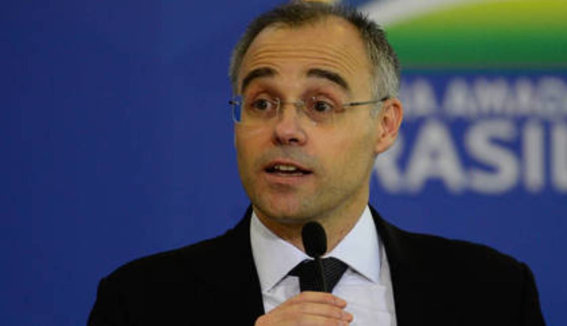 Bolsonaro oficializa indicação de André Mendonça ao STF