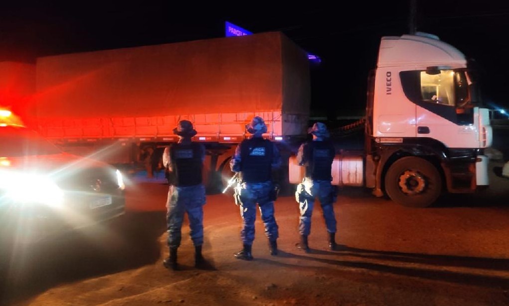 Jaciara | Força Tática recupera carreta com carga de milho e prende três em flagrante