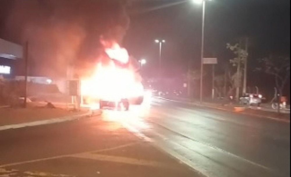 Carro fica destruído após pegar fogo em avenida de Cuiabá