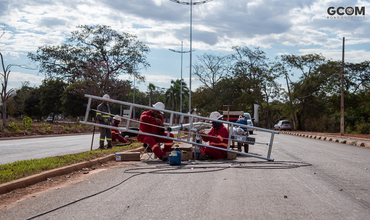 Rondonópolis | Avenida Poguba recebe postes com iluminação de LED