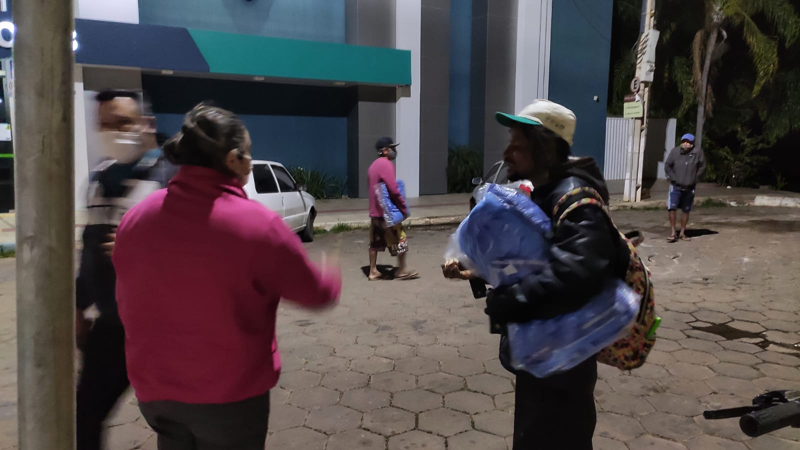 Cáceres | Em noite fria prefeitura entrega cobertores para pessoas em situação de rua