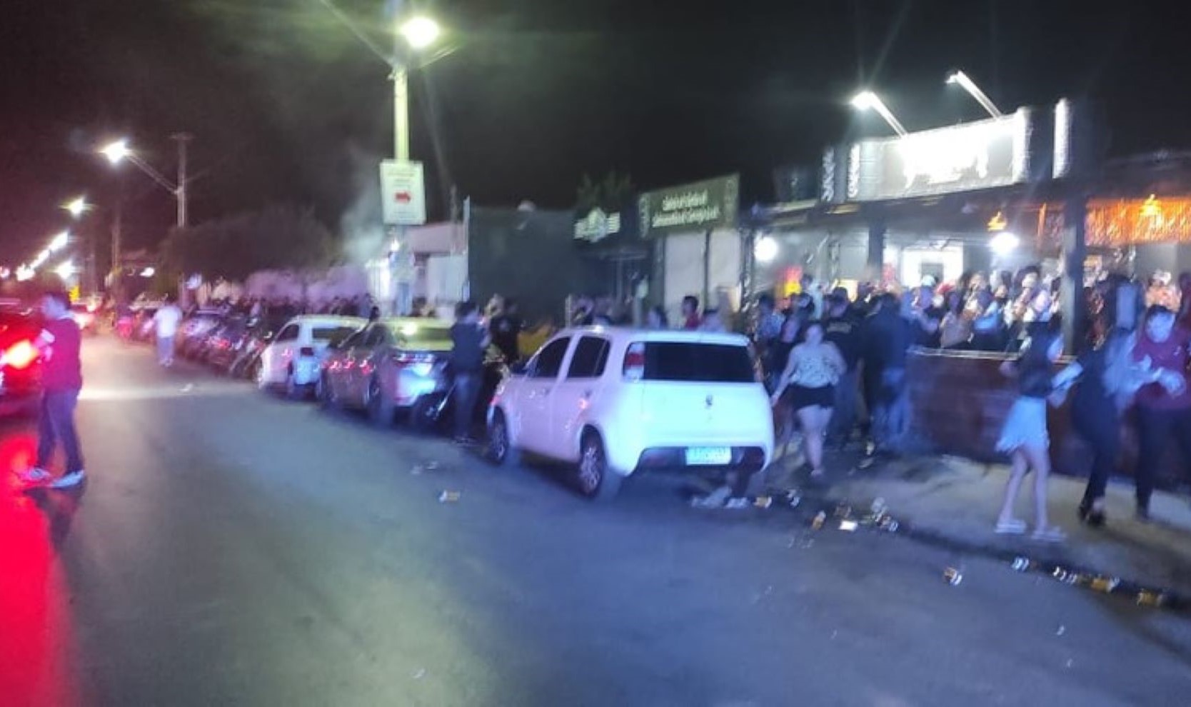 Mato Grosso | Festa com mais de 300 pessoas aglomeradas sem máscara em casa de shows é fechada pela PM