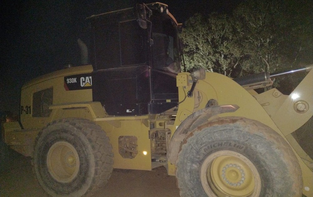 Mato Grosso | Quadrilha invade garimpo e usa pá-carregadeira para roubar seis tachos com ouro