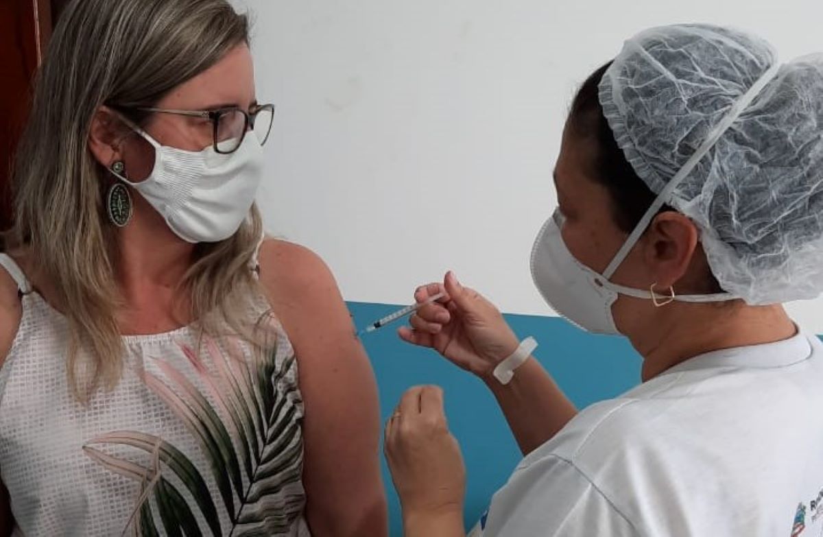 Pessoas de 44 a 46 anos começam a ser vacinadas em Tesouro 
