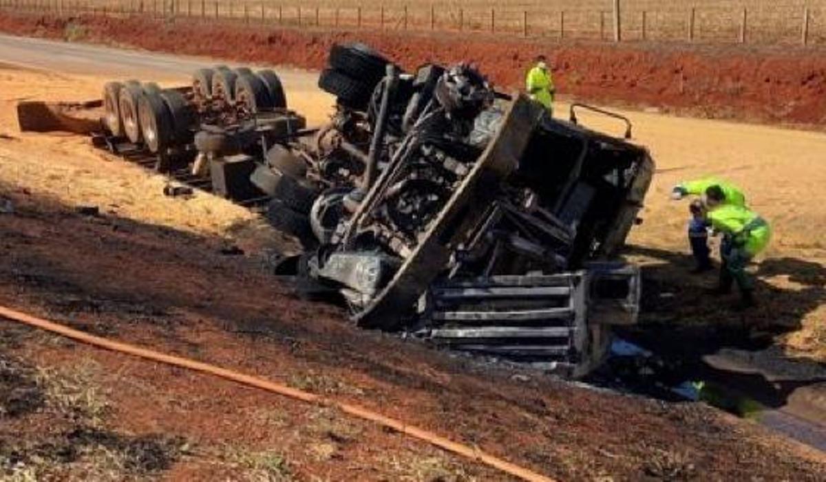 Rondonópolis | Carreta de milho tomba, pega fogo e motorista morre carbonizado na BR-163