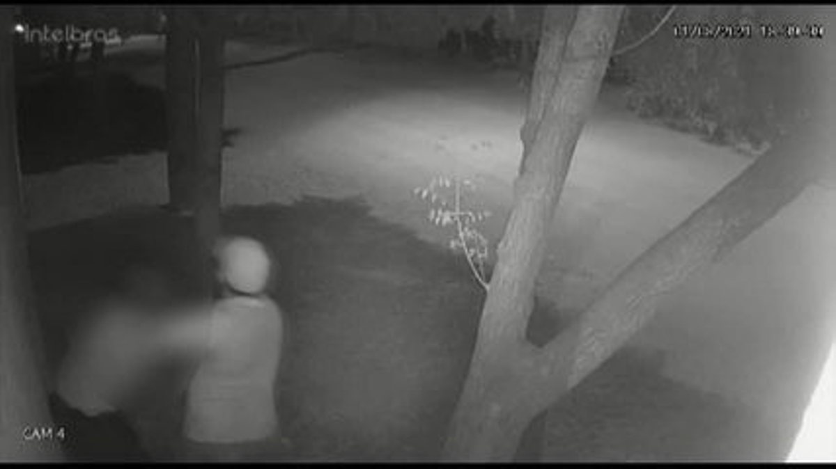 Cáceres | Marido é preso após ser flagrado agredindo a mulher com socos e pontapés na rua