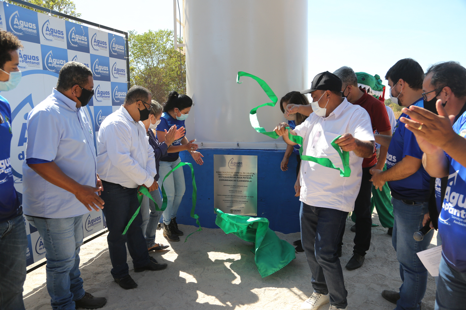 Em mutirão social prefeita inaugura sistema de abastecimento e distribuição de água em Clarinópolis