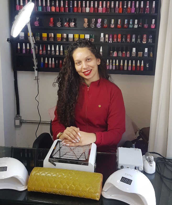 Profissional inova com técnica de fibra de vidro para unhas dos pés