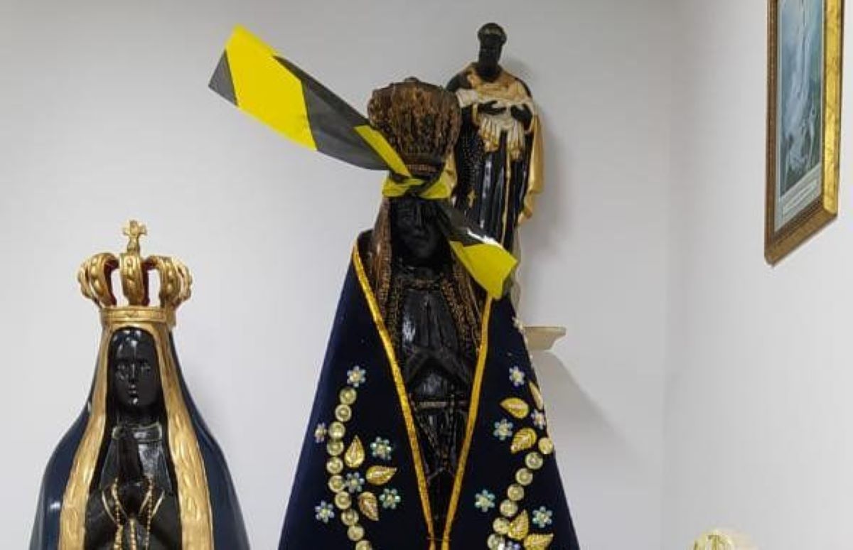 Homem é conduzido pela PM por colocar objetos em imagem religiosa da ALMT