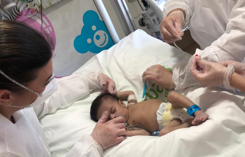 Bebê nasce com doença rara e precisa retirar 90% do intestino