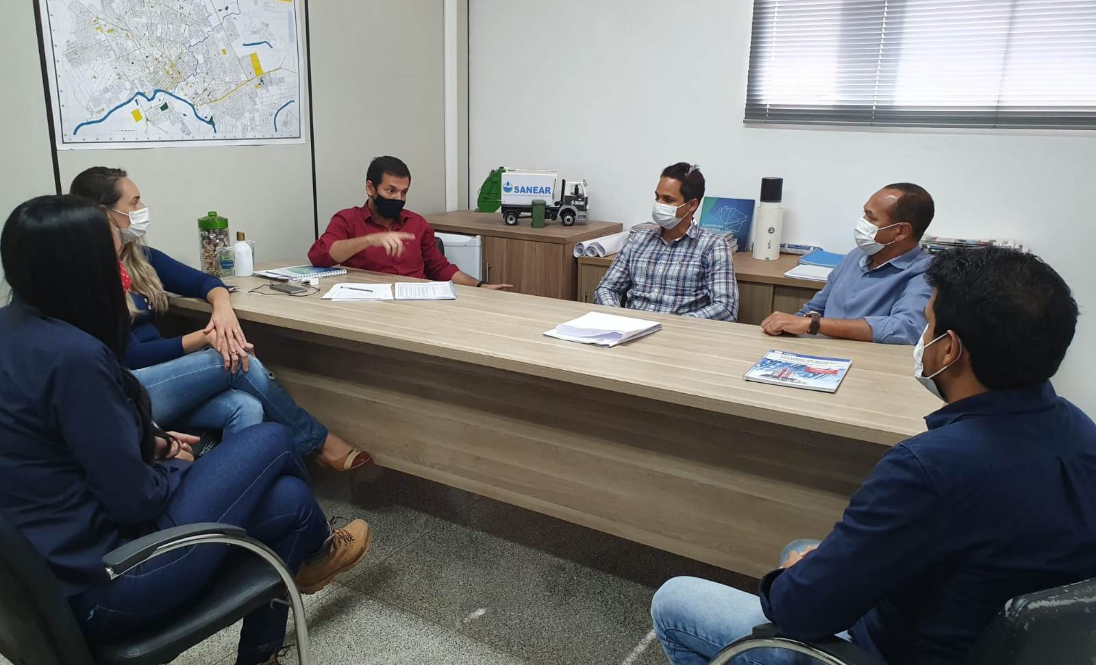 Paulo José conduz reunião entre Sanear e Construtora para tratar das obras de saneamento no Residencial Celina Bezerra