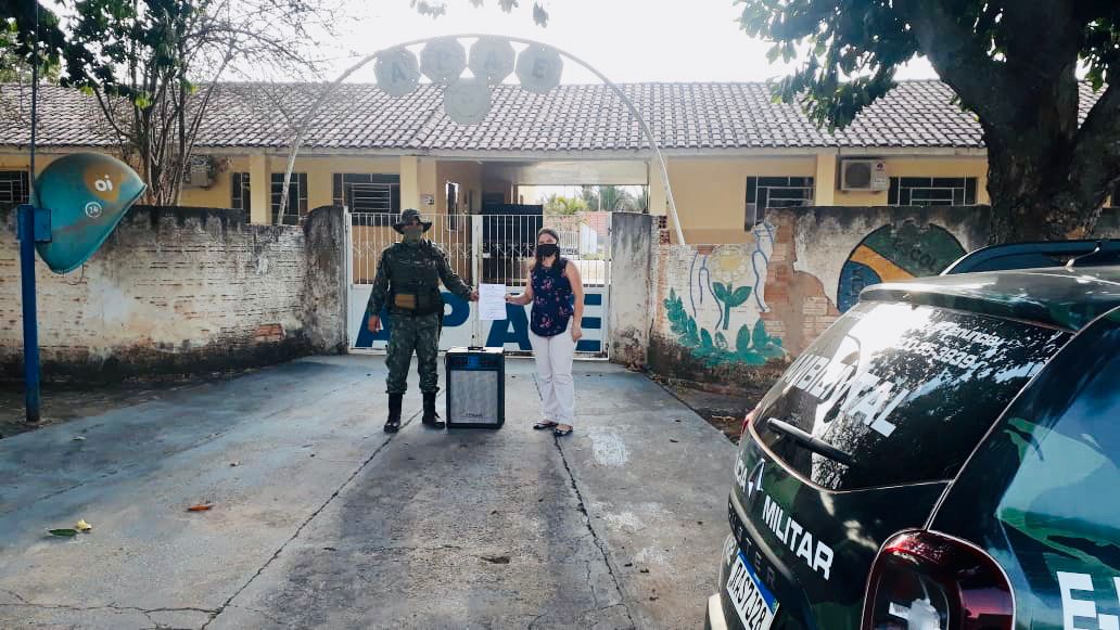Polícia Ambiental doa aparelho de som à APAE de Pedra Preta