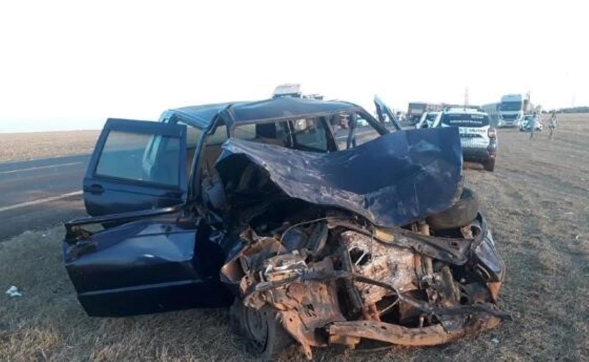 Homem fica preso às ferragens em acidente entre carro e caminhão na MT-235