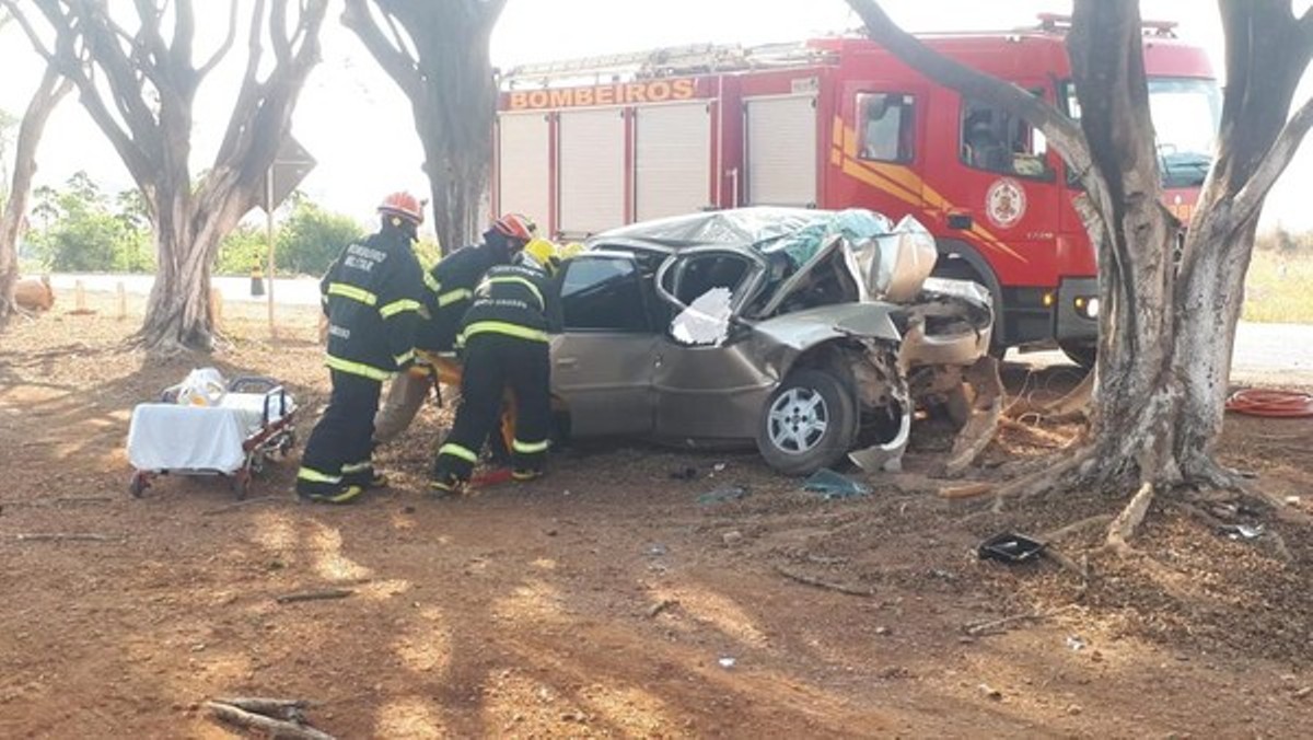 Colíder | Carro bate em árvore e dois passageiros morrem em rodovia