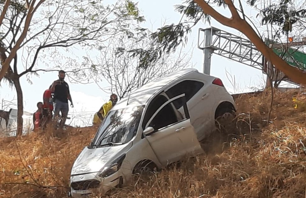 Cuiabá | Motorista perde controle de carro e cai em desnível de pista
