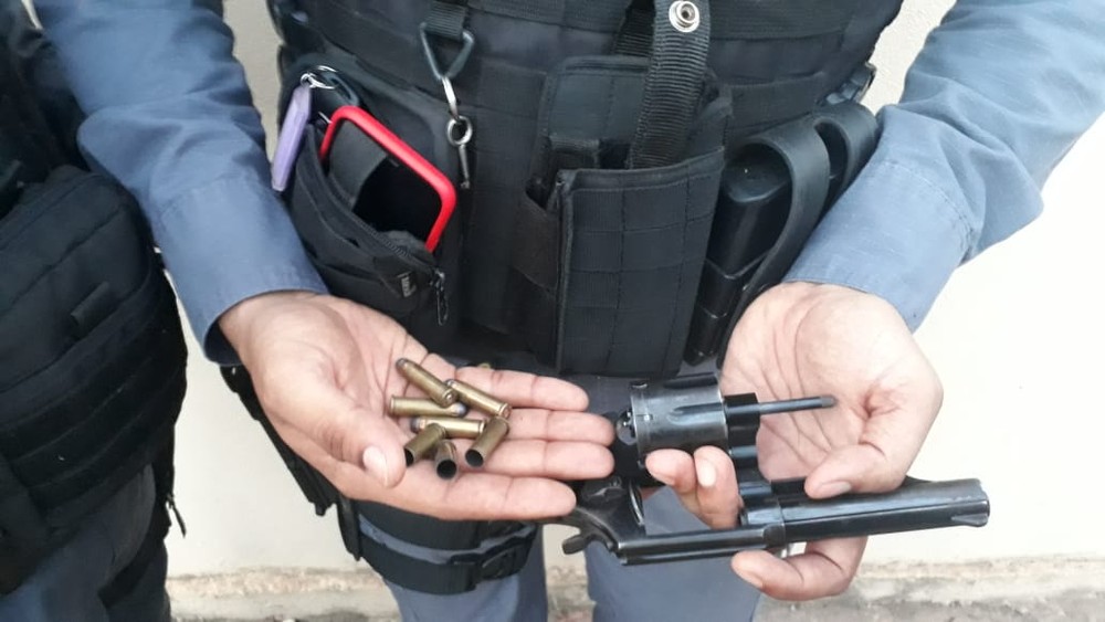 Cuiabá | Bandido invade loja de motocicletas para roubar e acaba baleado pela vítima
