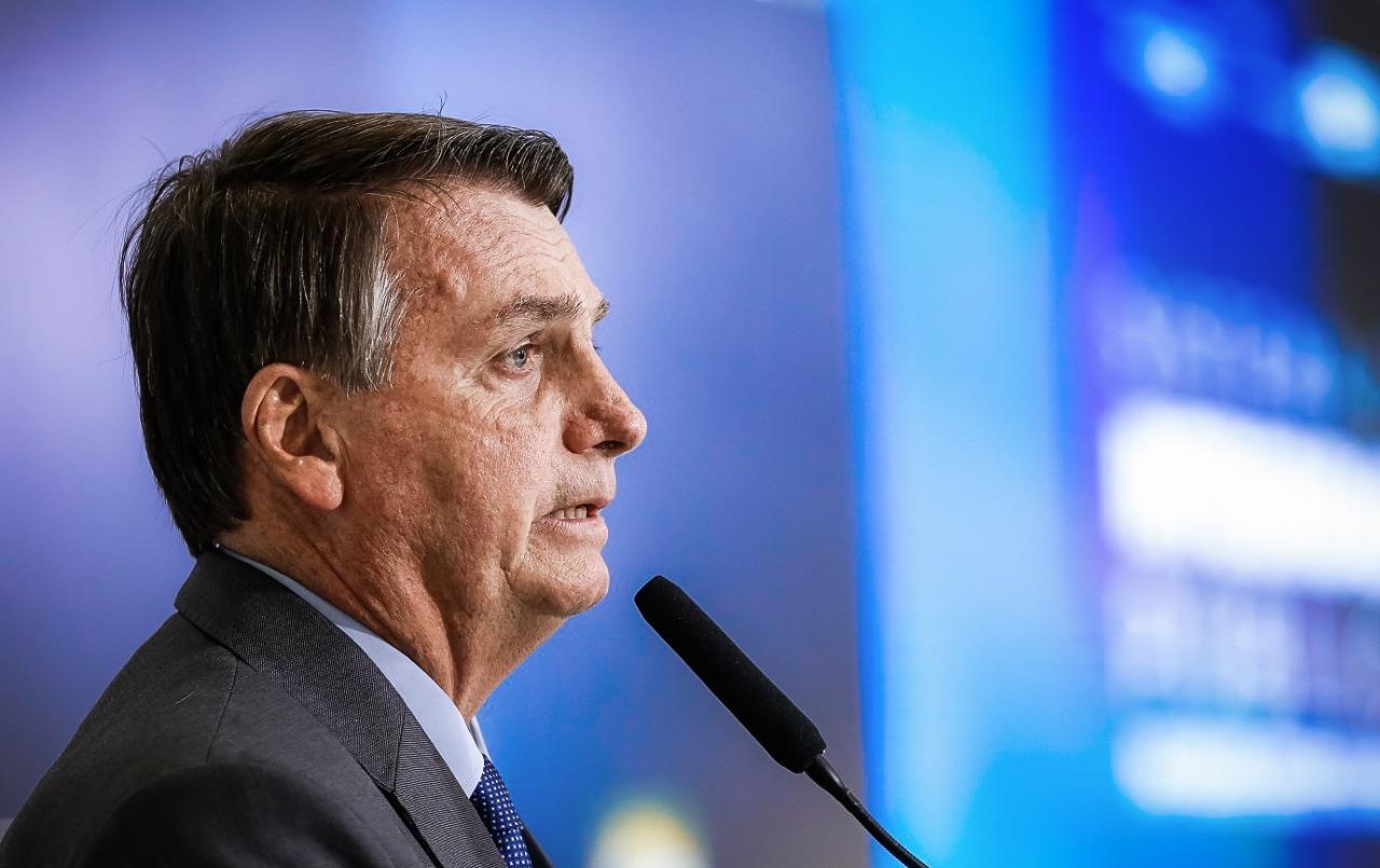 Bolsonaro autoriza transformação de clubes de futebol em empresas