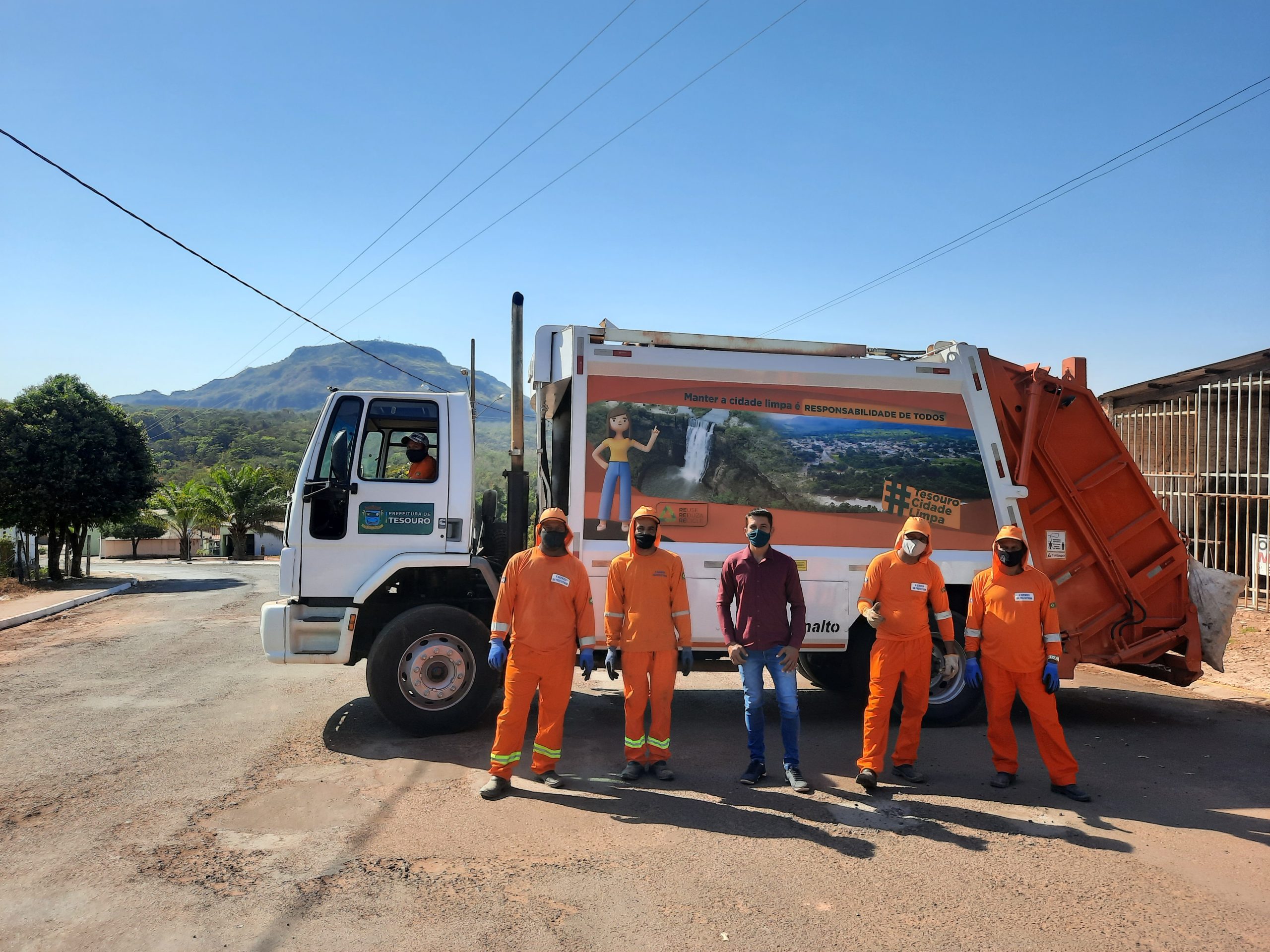 Caminhão compactador de lixo melhora o serviço de coleta em Tesouro 