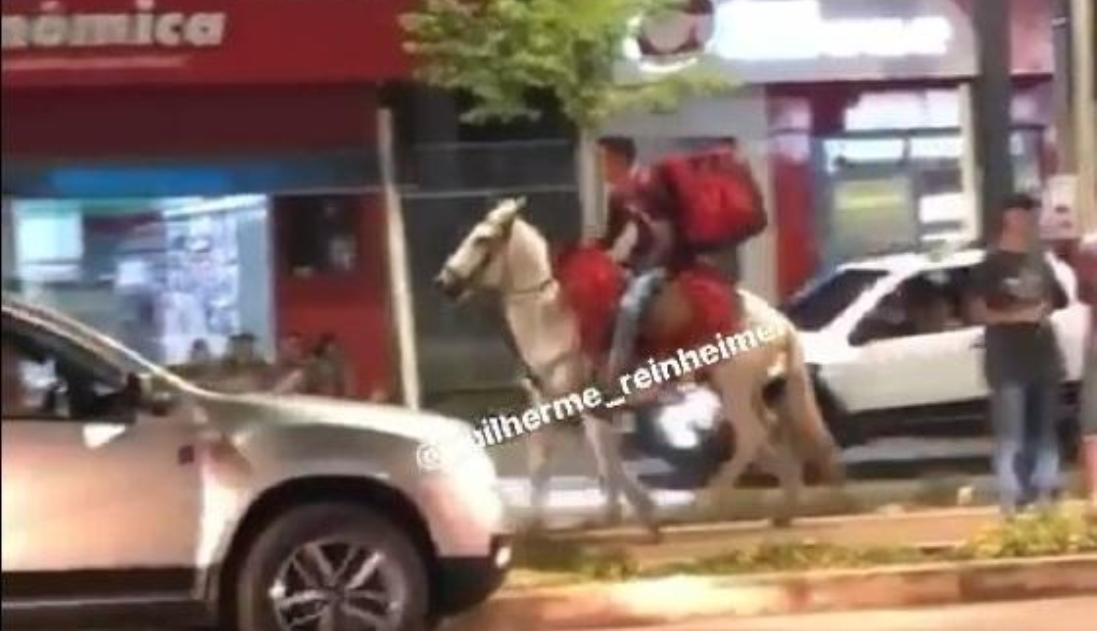 Primavera do Leste | Entregador faz “delivery a cavalo” e viraliza na web