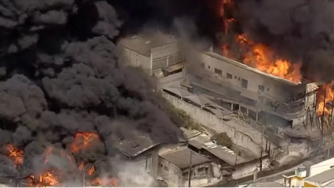 Incêndio atinge indústria em Barueri (SP) e assusta moradores