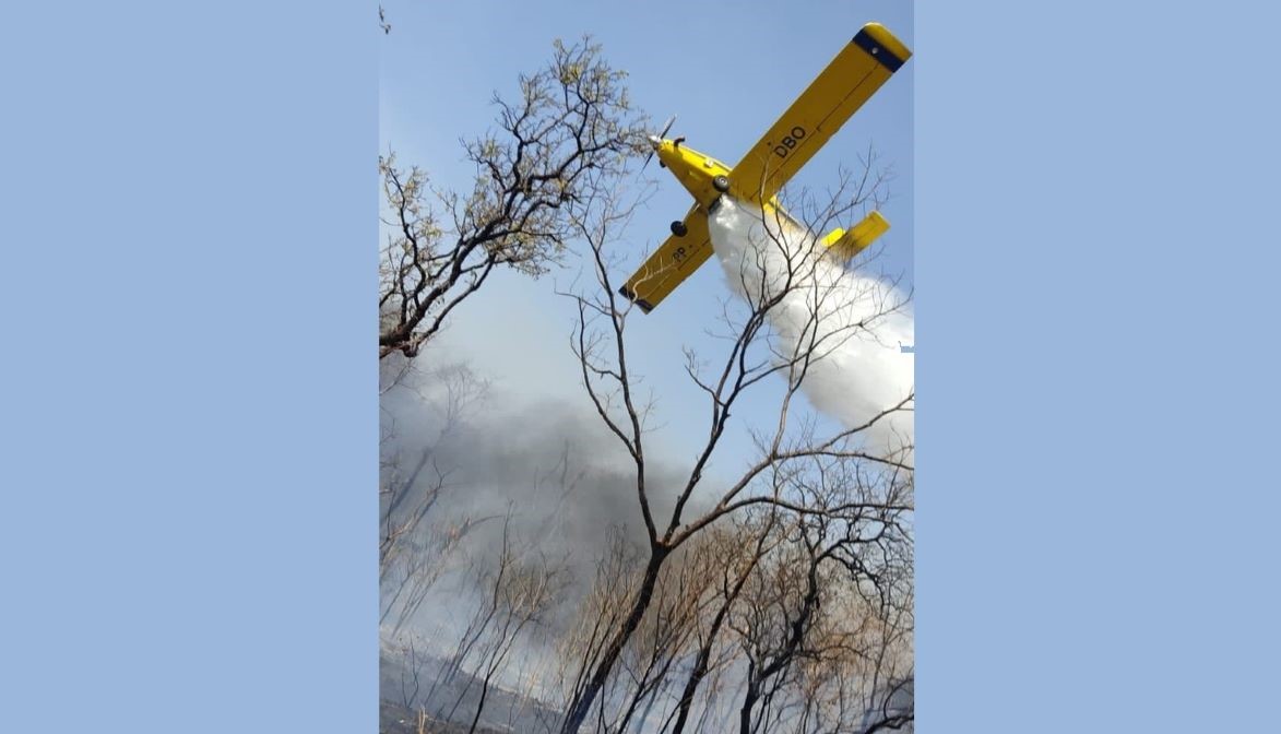 Bombeiros e brigadistas atuam dia e noite para conter fogo que já destruiu 5 mil hectares em Chapada dos Guimarães