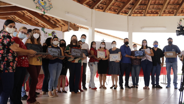 Alto Araguaia | Prefeito lança programa Professor Conectado e entrega 70 notebooks para rede municipal
