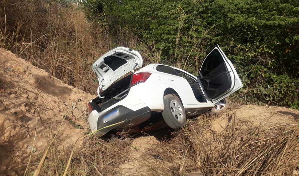 Cuiabá | Motorista é feito refém durante roubo de carro e ladrões capotam veículo na fuga