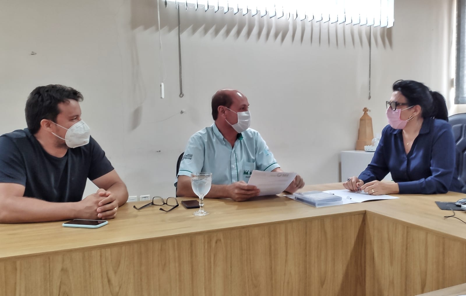 Cáceres | Presidente da Associação dos Produtores de Fronteira entrega para prefeitura projeto de asfaltamento de vias de acesso do frigorífico 3M