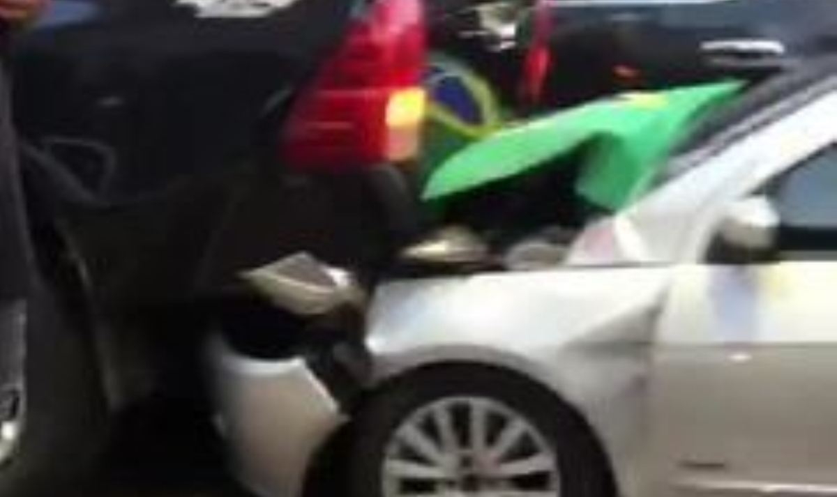 Rondonópolis | Seis carros ficam engavetados durante carreata; veja vídeo