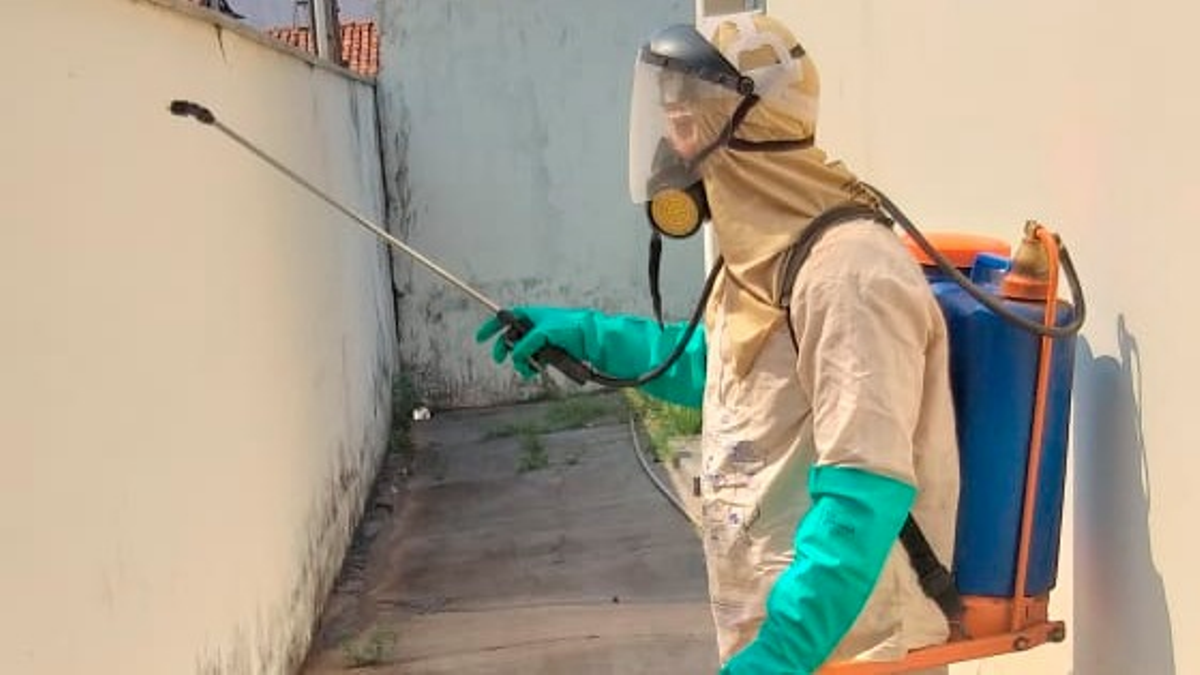 UVZ realiza ação de controle de barbeiro em residências do bairro Santa Cruz