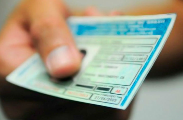 Motorista demitido por não renovar CNH não receberá férias e 13º salário proporcionais
