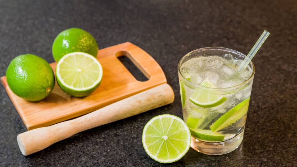 Saiba como fazer caipirinha de limão refrescante em casa e com sabor diferenciado