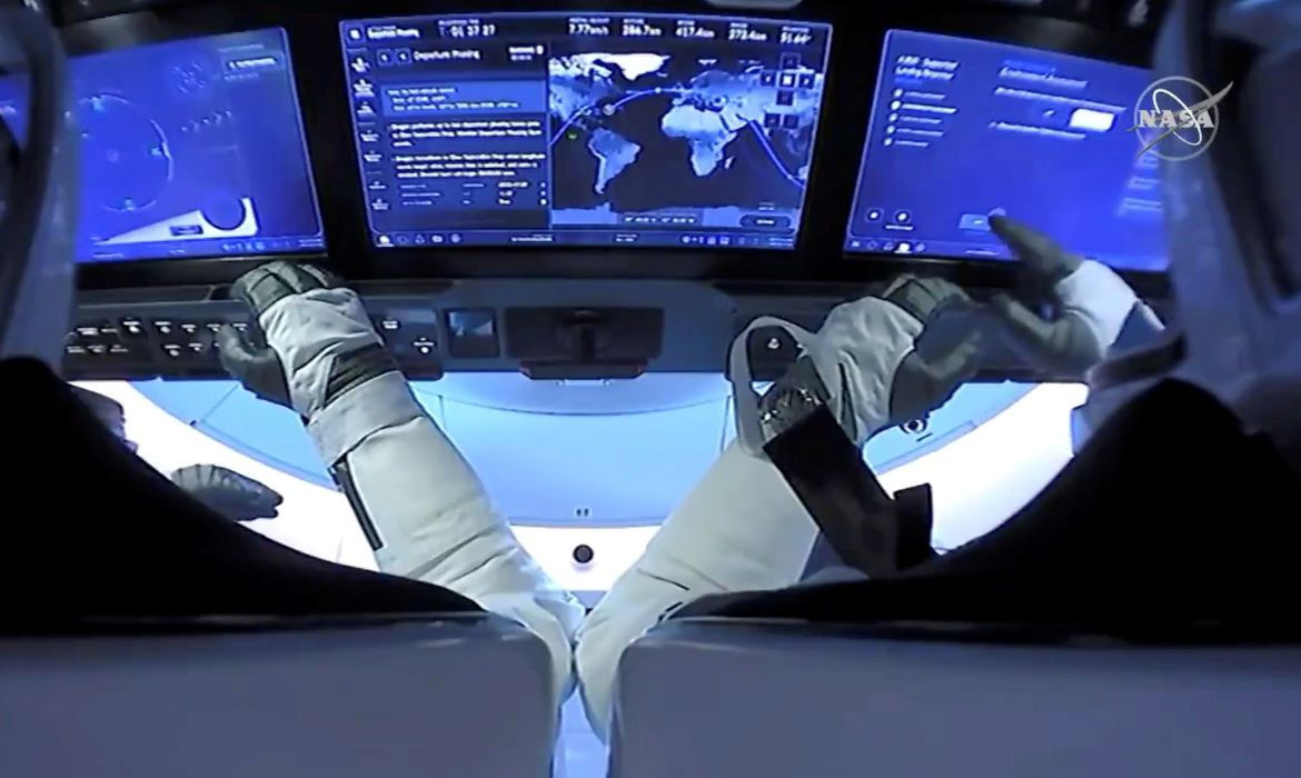 SpaceX faz primeiro voo orbital civil da história