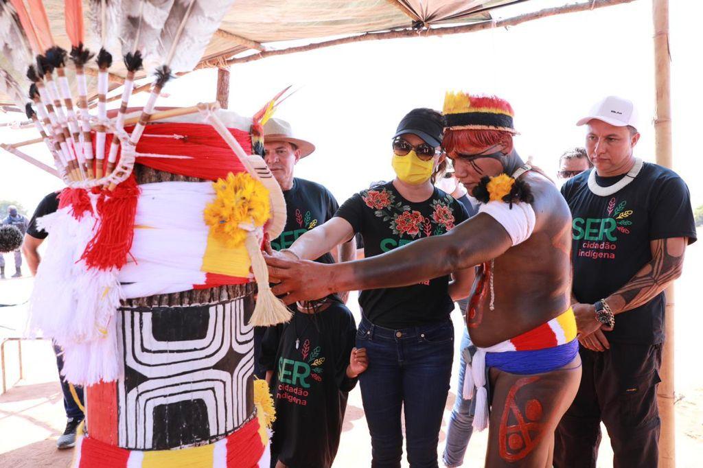 Primeira-dama Virginia Mendes participa de ritual Kuarup em homenagem ao cacique Aritana